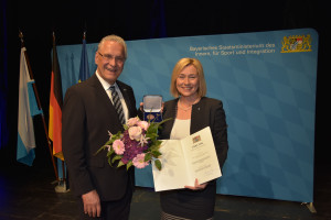 Der Bayrische Innenminister Joachim Herman überreicht MdL Doris Rauscher die Verdienstmedailie