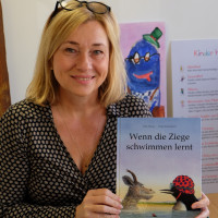 MdL Doris Rauscher liest aus dem Buch "Wenn die Ziege schwimmen lernt" vor