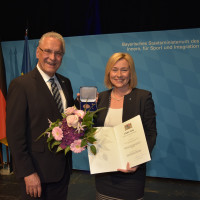 Der bayr. Innenminister Joachim Hermann überreicht MdL Doris Rauscher die Verdienstmedailie
