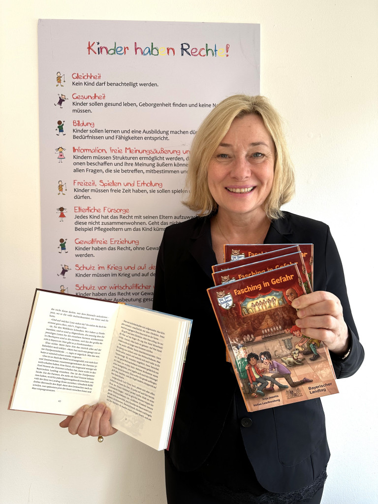 MdL Doris Rauscher mit dem Buch ”Die Isar-Detektive: Fasching in Gefahr"