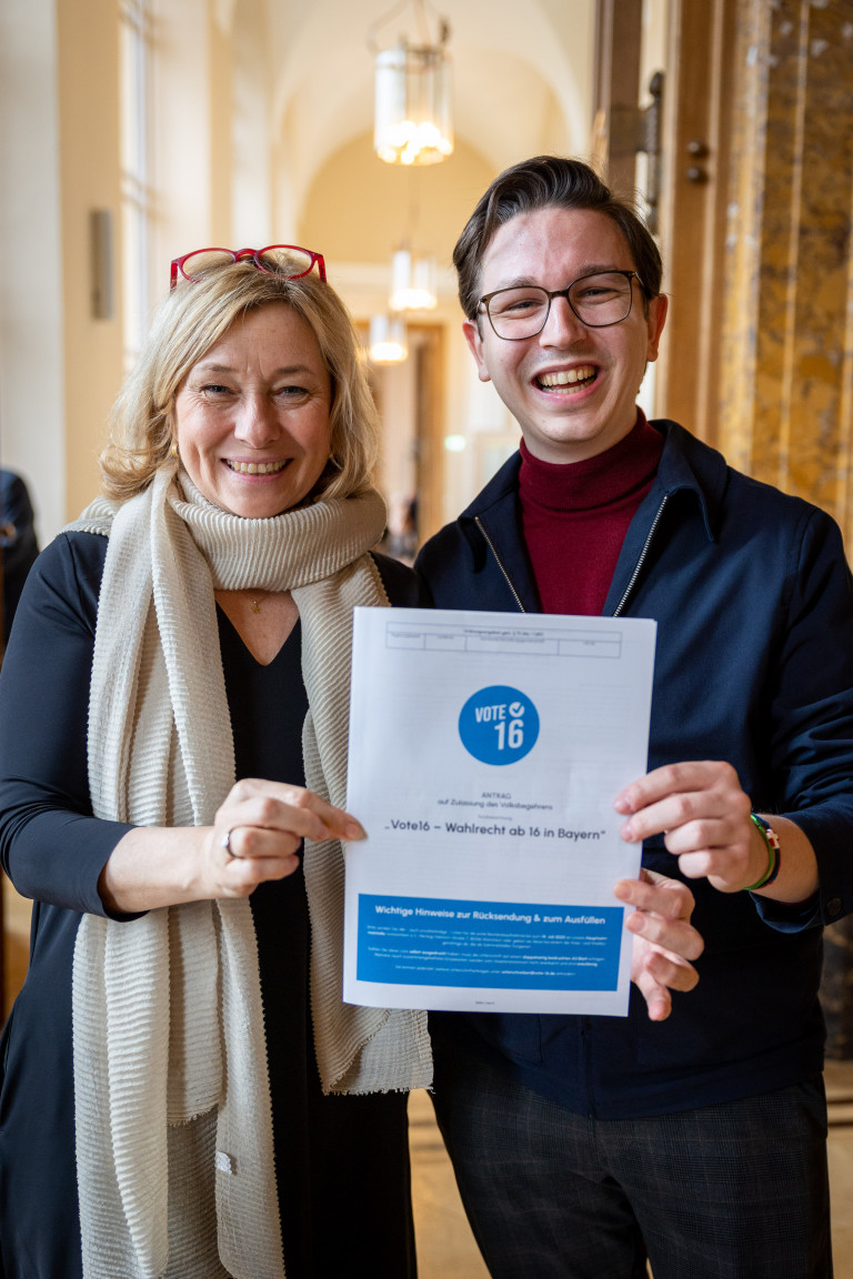 Frau Rauscher mit dem Landesvorsit-zenden der KLJB Bayern und Mitbegründer der Initiative „Vote16“ Franz Wacker